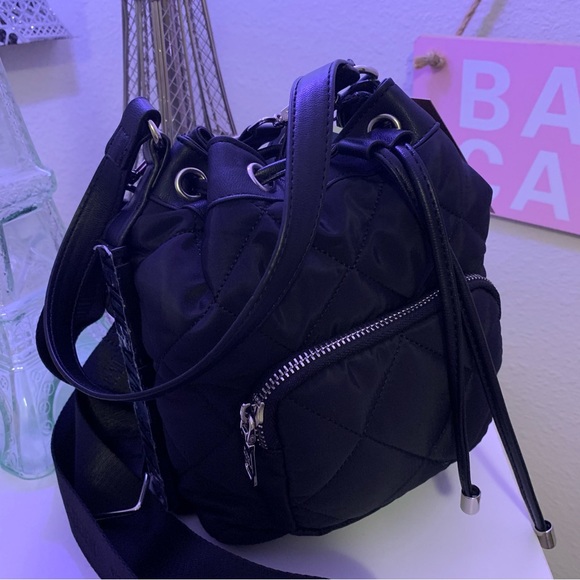 Steve Madden Brivera Quilted Bucket Bag Crosssbody Black Bag NWT Last on… - Picture 7 of 10